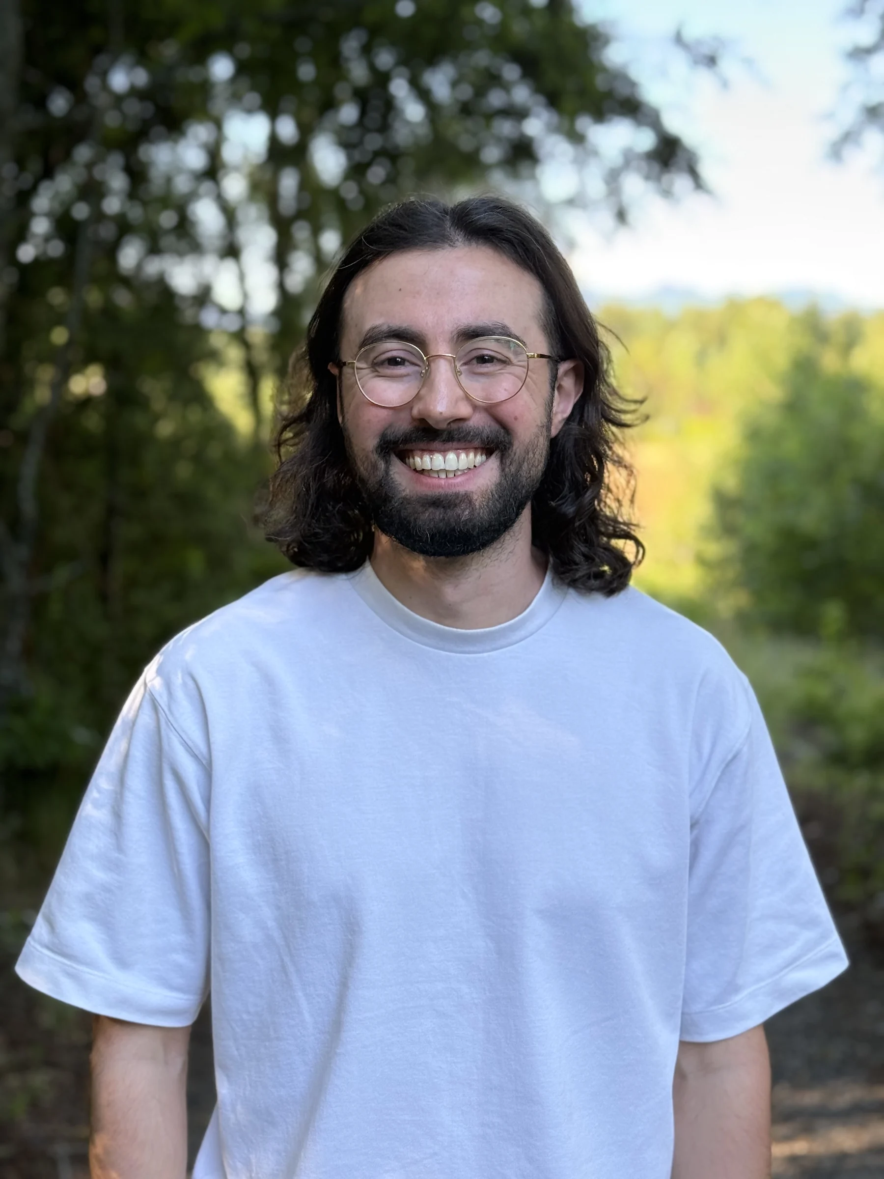 Portrait von Enes Özaydin im Freien