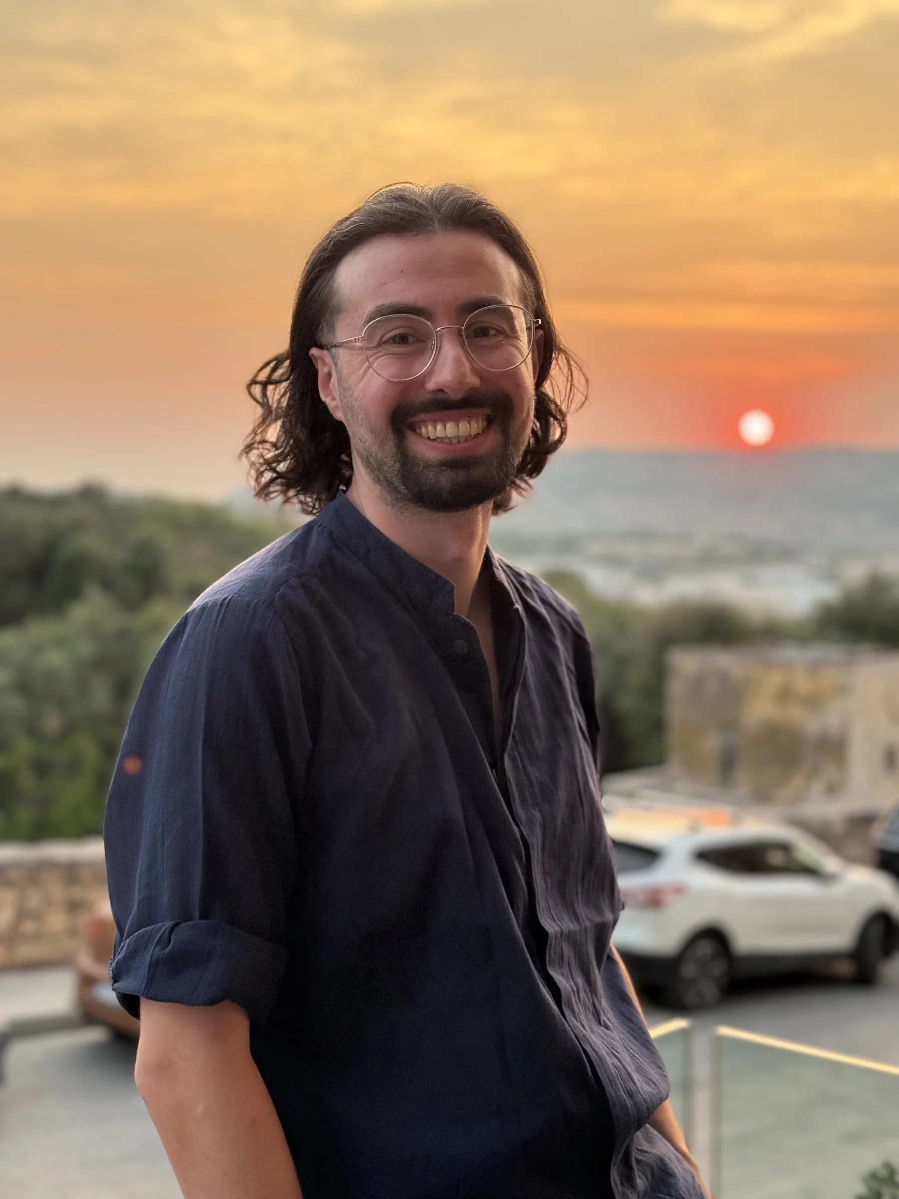 Portrait von Enes Özaydin im warmen Abendlicht